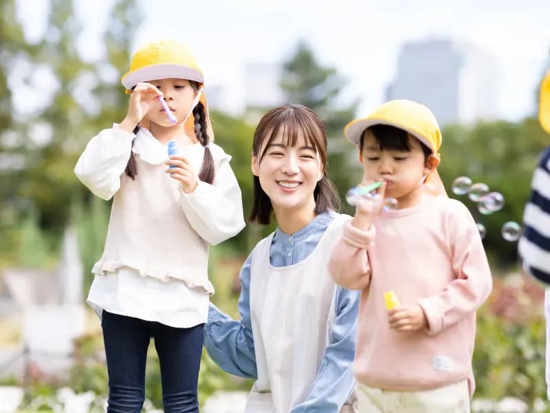 園児を見守る保育士の画像