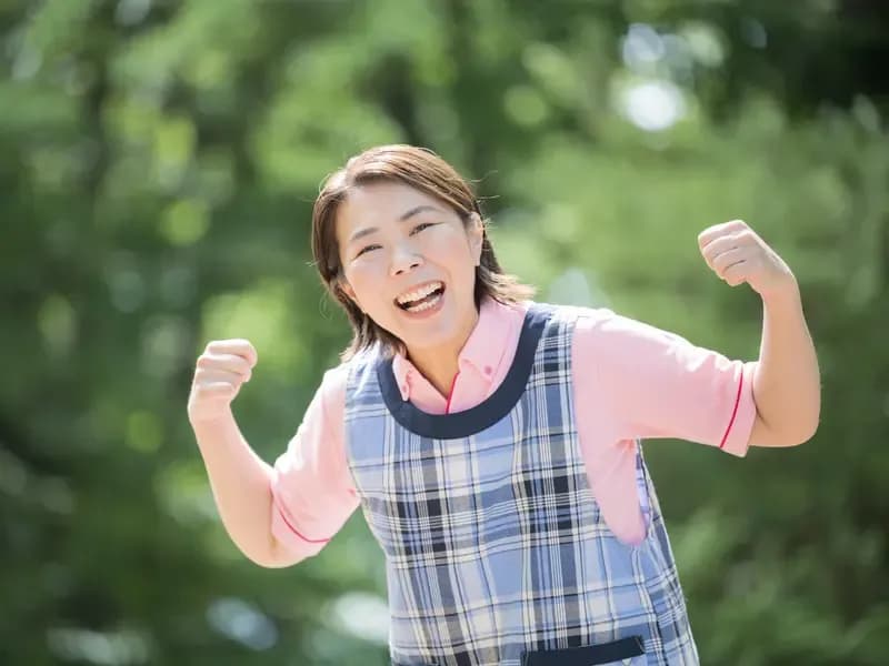 笑顔でガッツポーズする主幹保育教諭のイメージ
