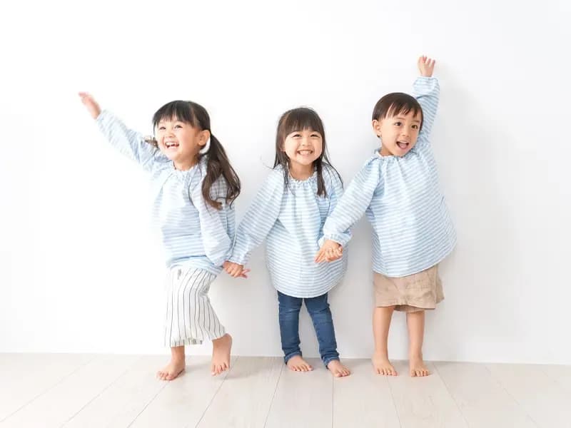 元気に遊ぶ保育園児のイメージ