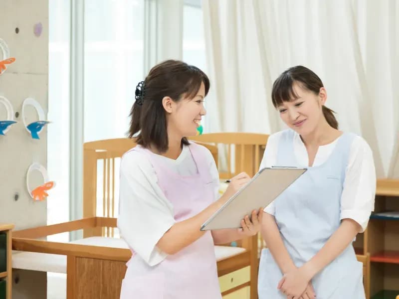話している保育士のイメージ