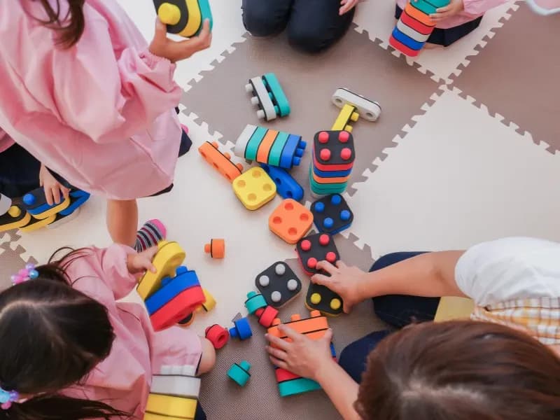 ブロックで遊ぶ子供達のイメージ