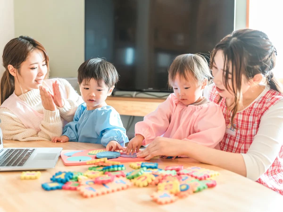 園児と遊んでいる保育士のイメージ