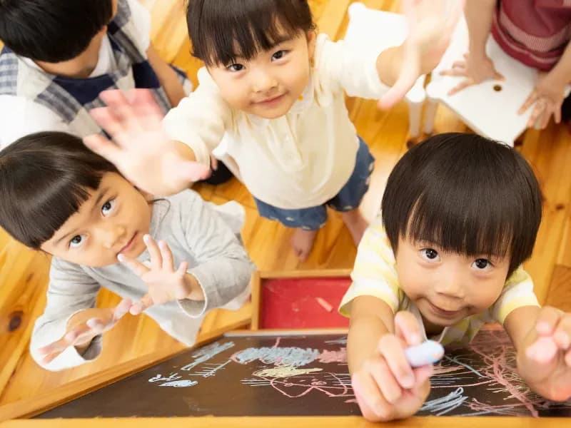 様々な年齢の園児たちの画像