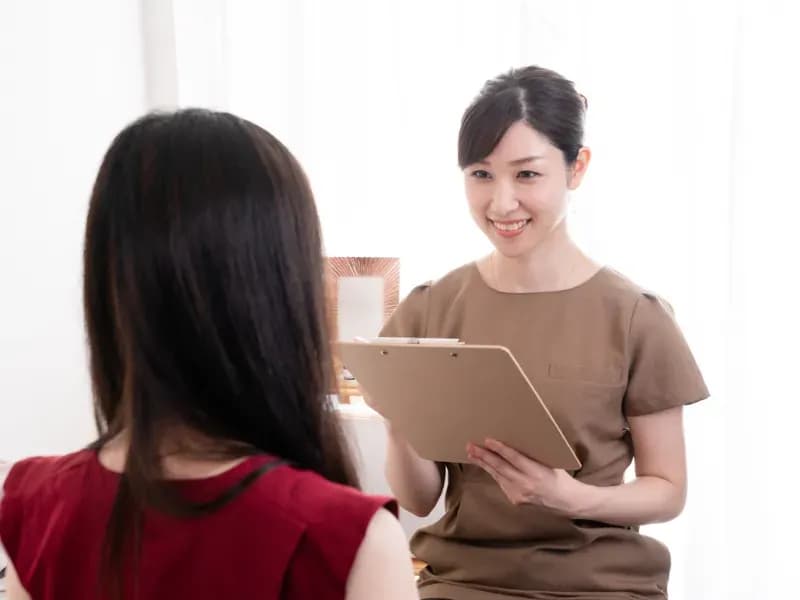 カウンセリングを受ける女性の画像