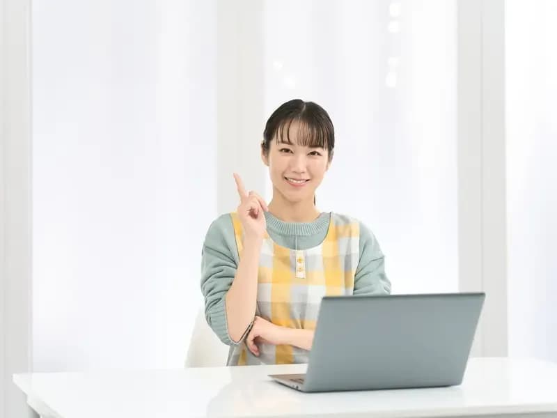 PCを使って引き継ぎシートを作成する保育士のイメージ