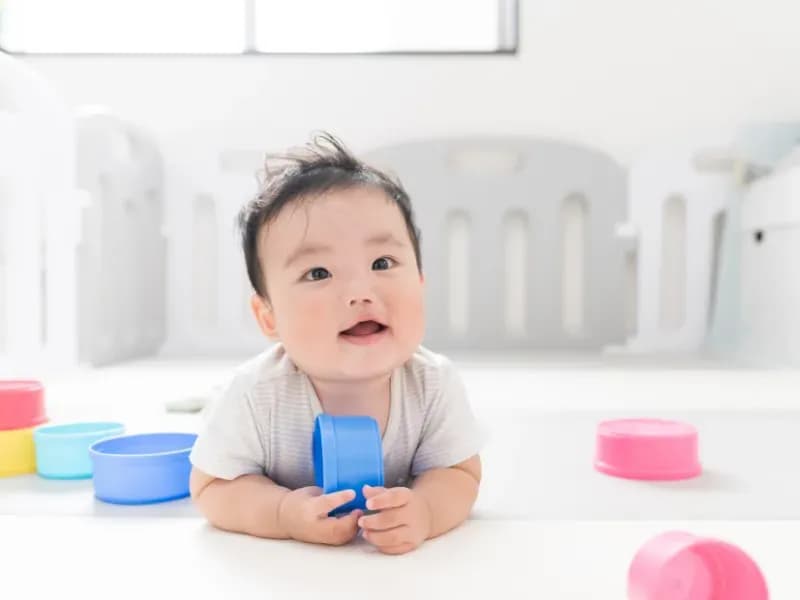 知育おもちゃで遊ぶ幼児の画像