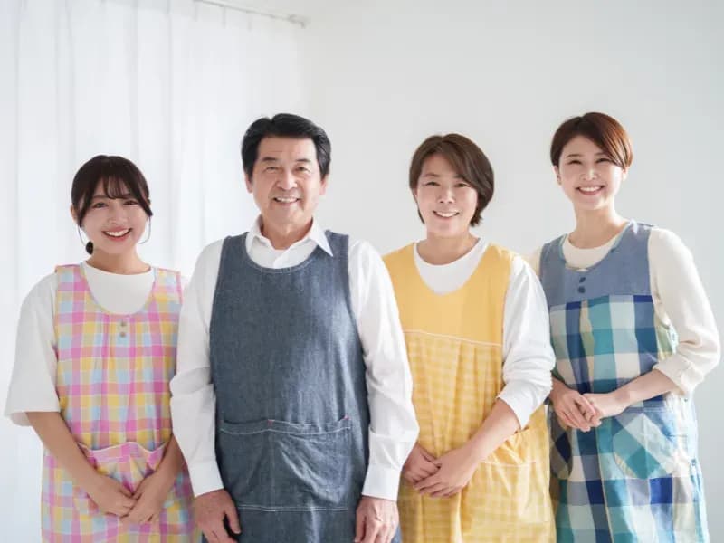 笑顔の4人の保育士たちの画像
