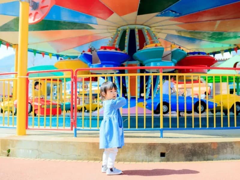 遊園地で遊ぶ子供のイメージ