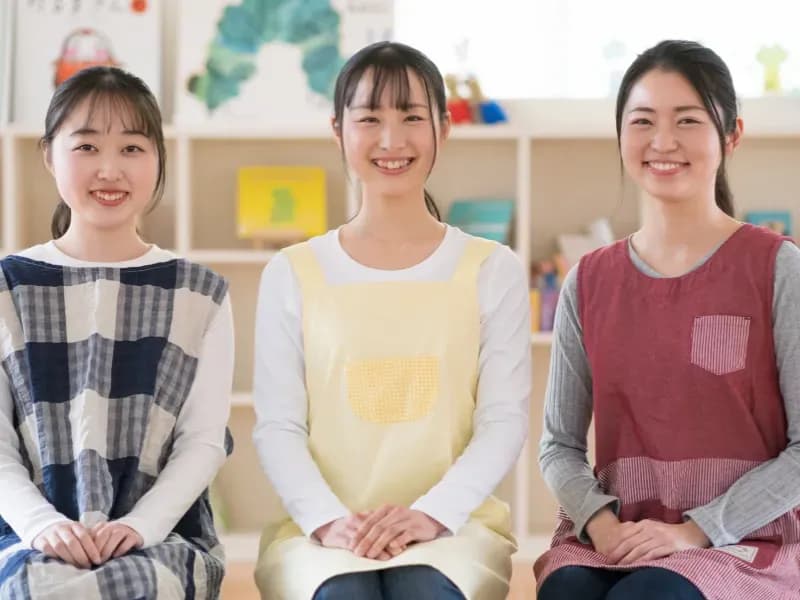 3人の幼稚園教諭の画像