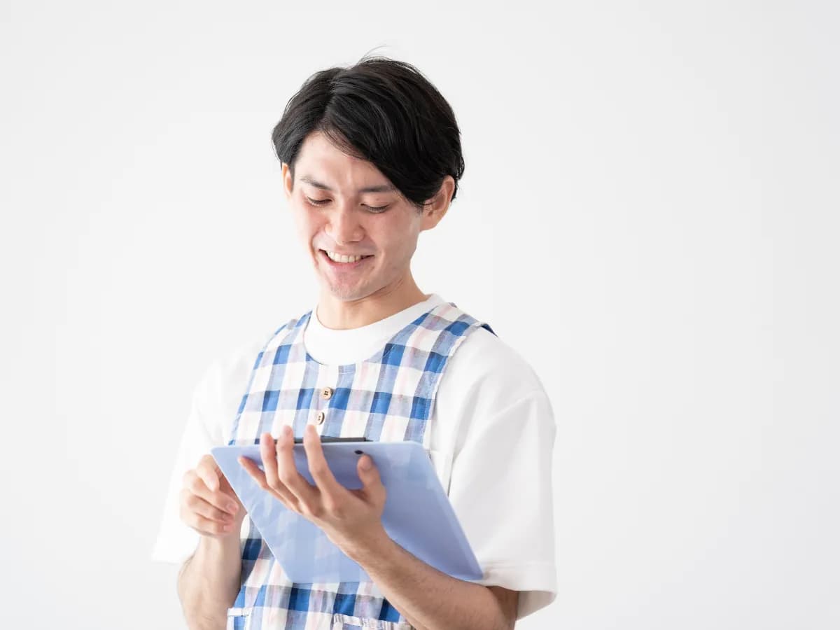 笑顔でアンケートに答える保育士のイメージ
