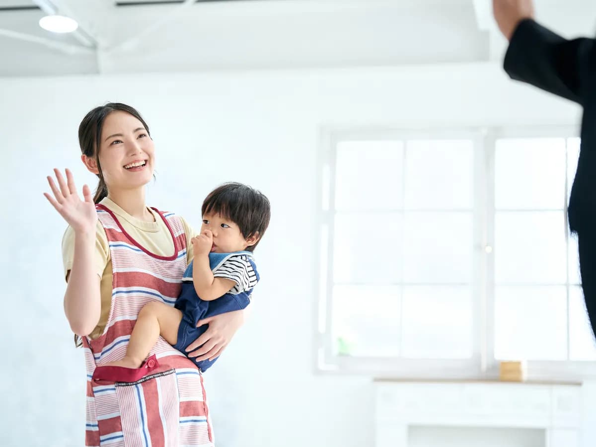 保育園登園の出迎えをしているイメージ