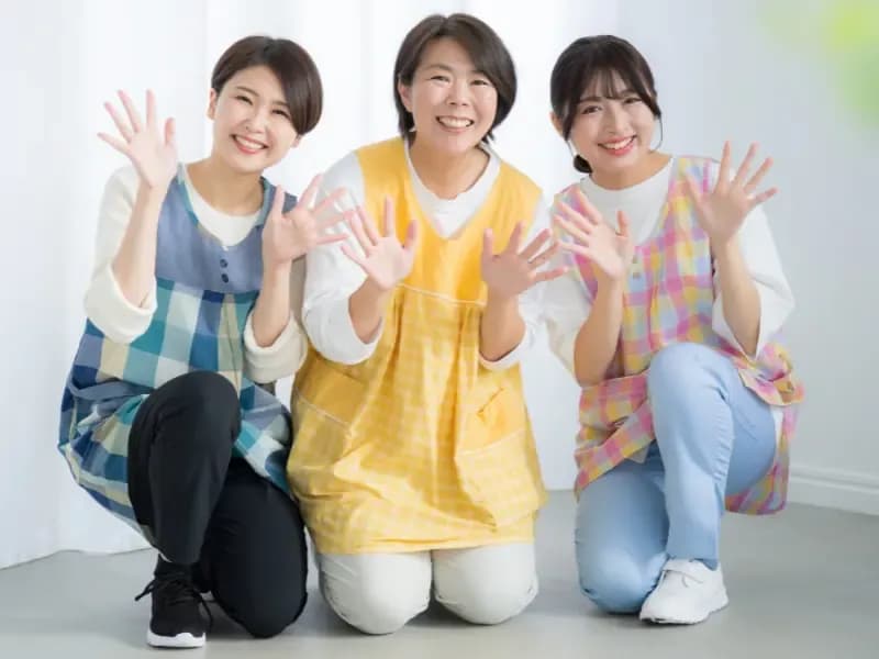 手を振る幼稚園の先生のイメージ