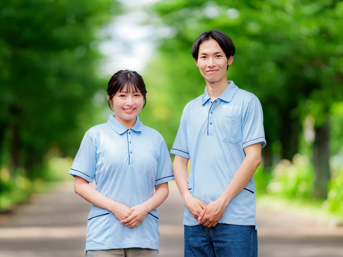 若い男女の保育士のイメージ