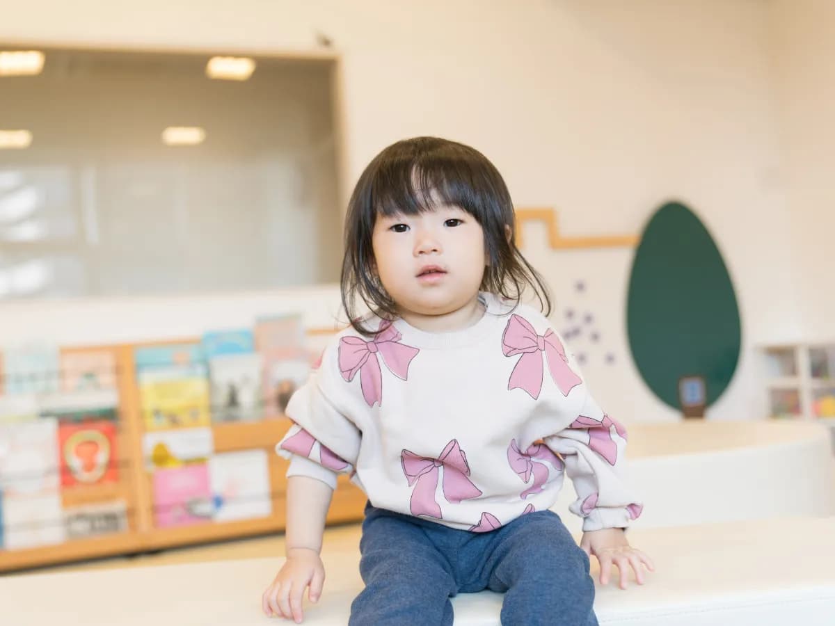 キッズスペースで遊ぶ女の子のイメージ