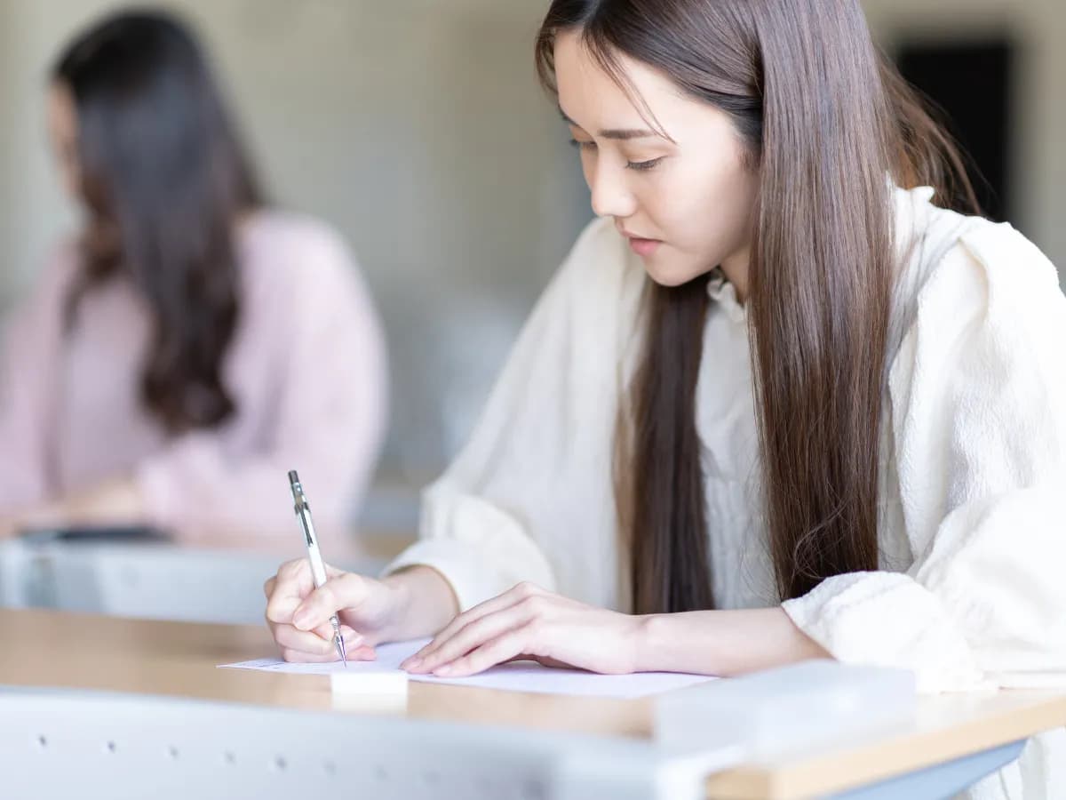 試験を受けている女性のイメージ