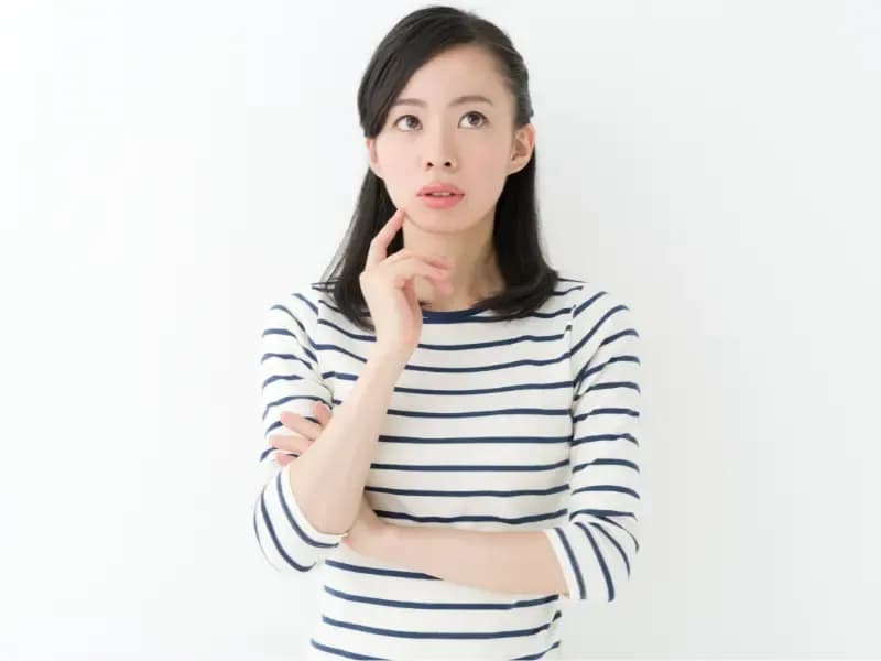 悩む若い女性のイメージ