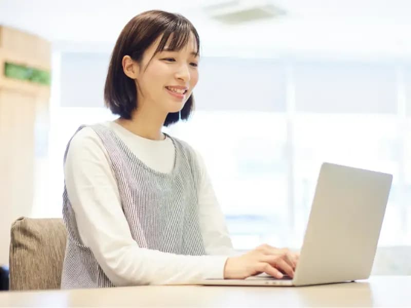 ノートパソコンを使用する女性のイメージ