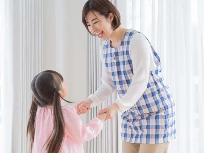 保育士と園児が遊んでいるイメージ
