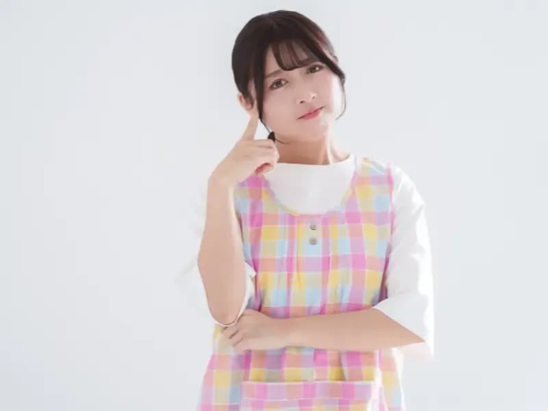 考える保育士のイメージ