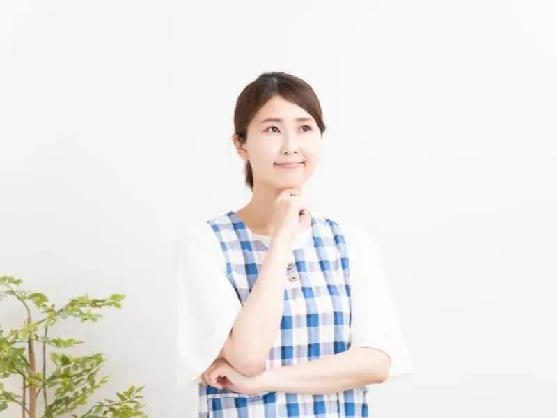 考える保育士のイメージ