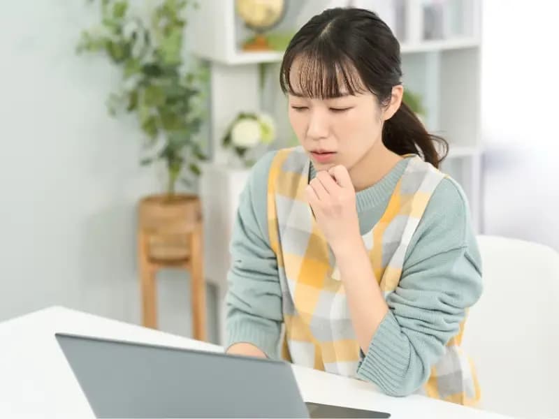 パソコン作業で悩む保育士のイメージ