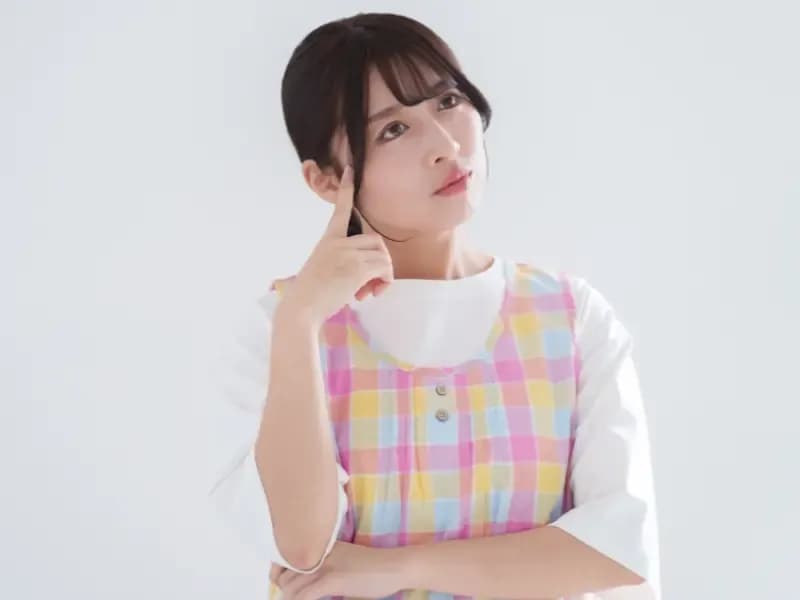 考えている様子の保育士