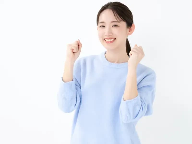ガッツポーズする女性の画像