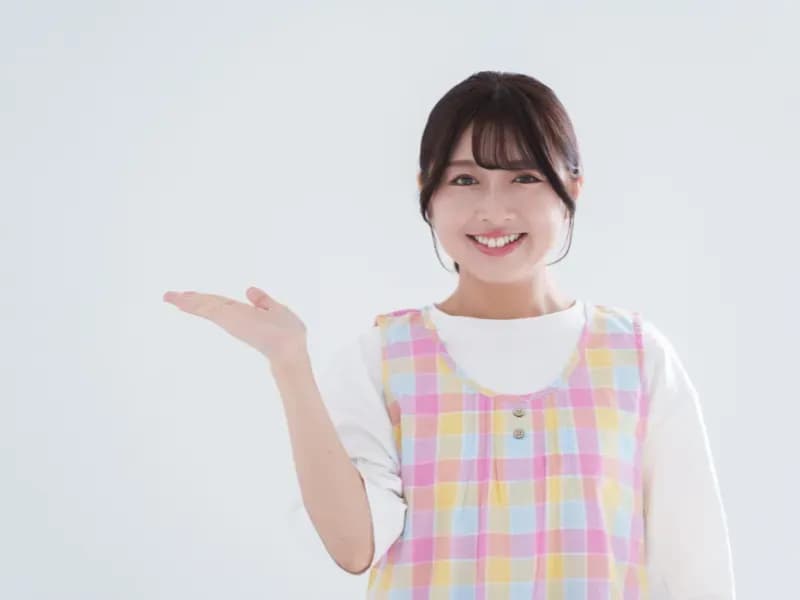 説明する保育士のイメージ