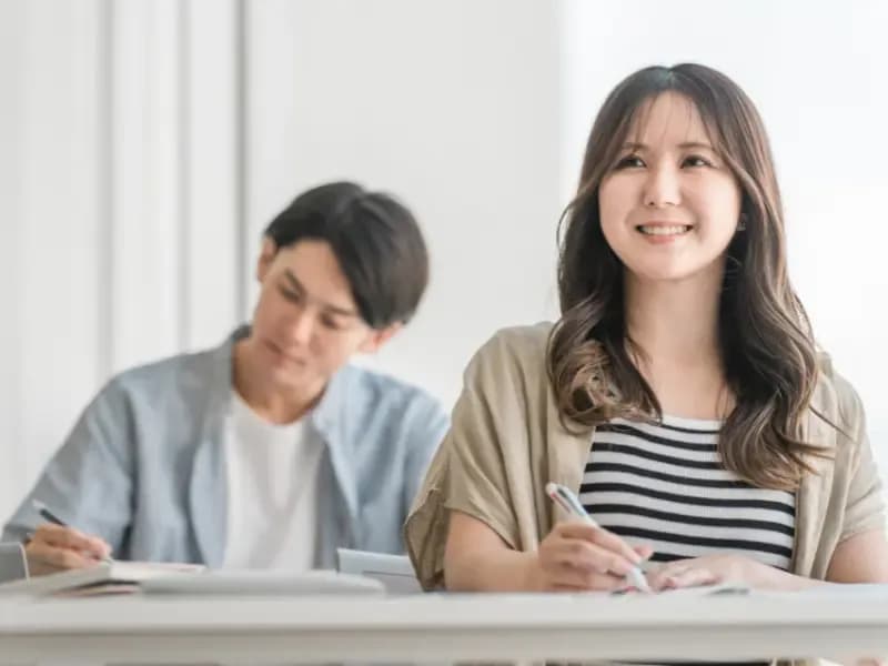 授業を受ける男女の学生のイメージ