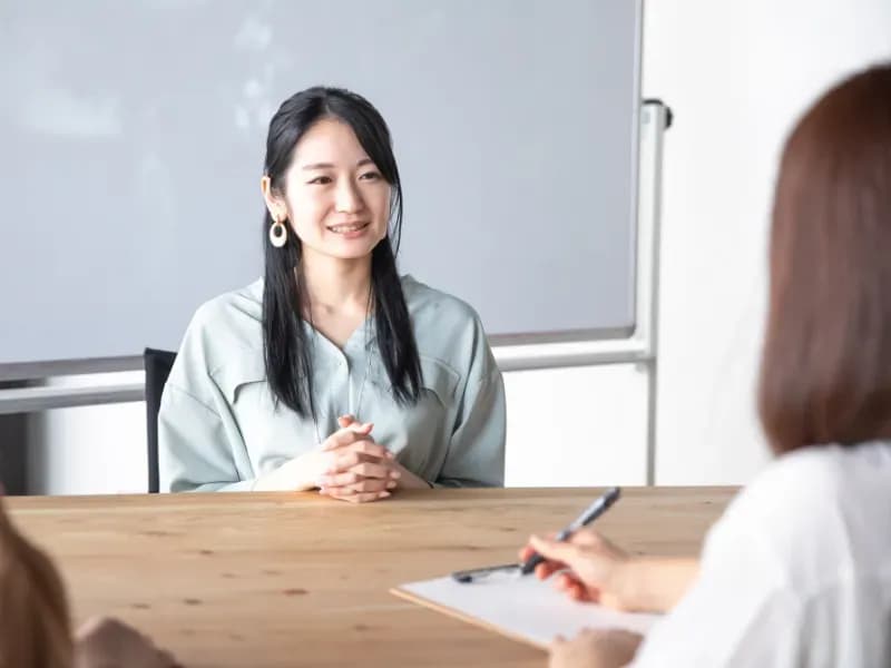 面談を受ける女性の画像