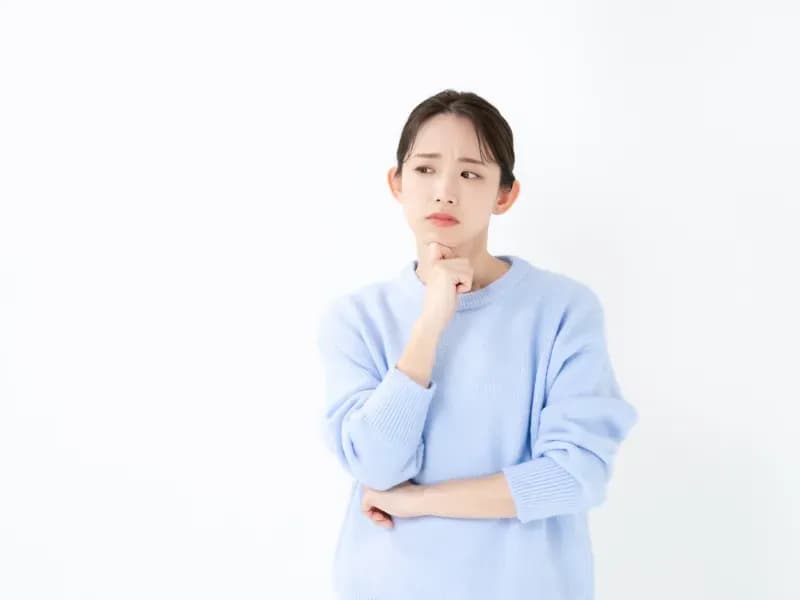 悩む女性の画像