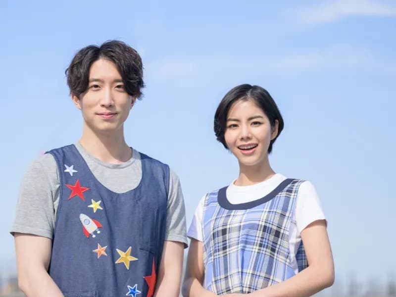 男女の保育士の画像