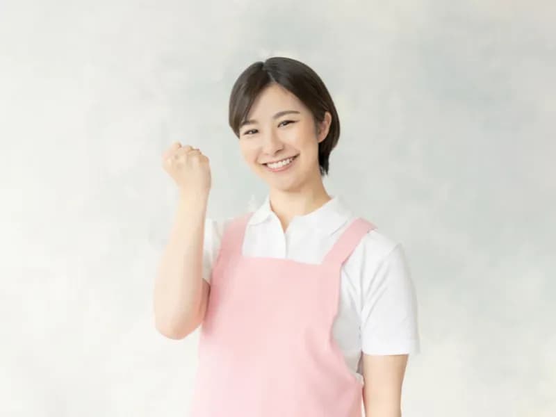ガッツポーズをする保育士の画像