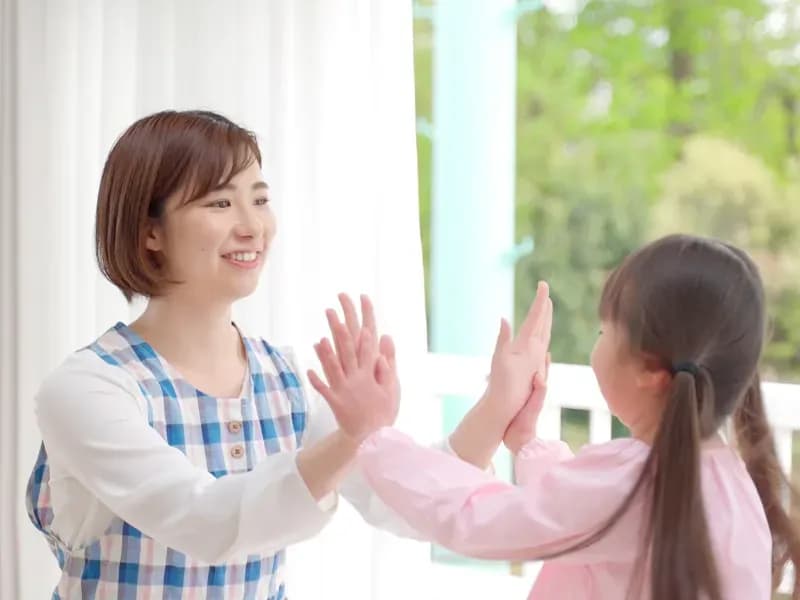 園児と遊ぶ保育士の画像