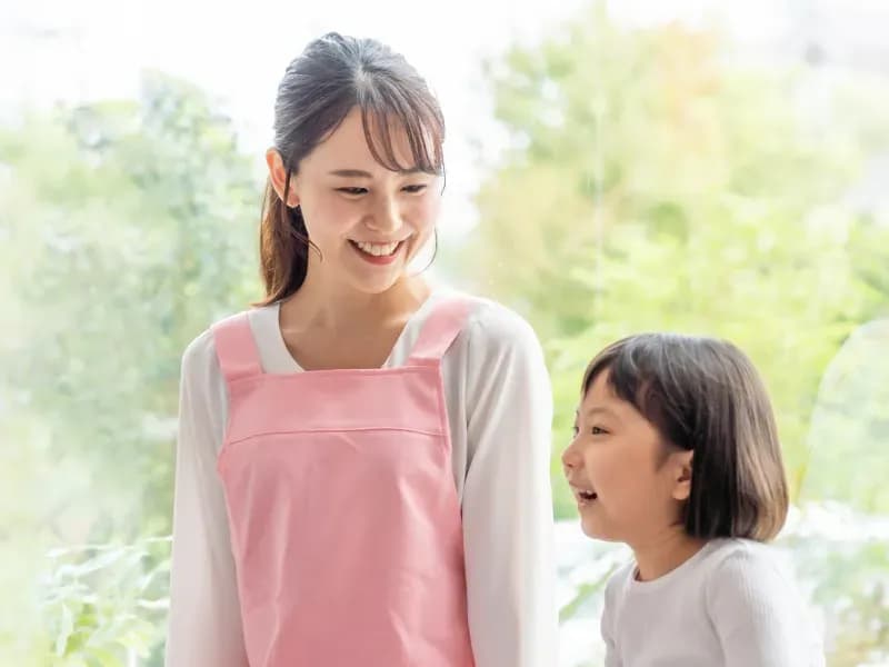 園児を見守る保育士の画像
