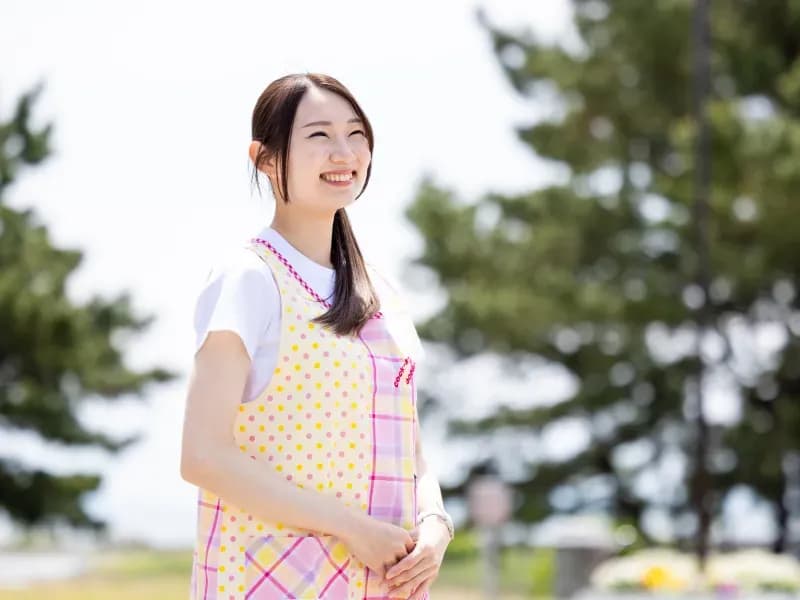 笑顔で見守る保育士の画像