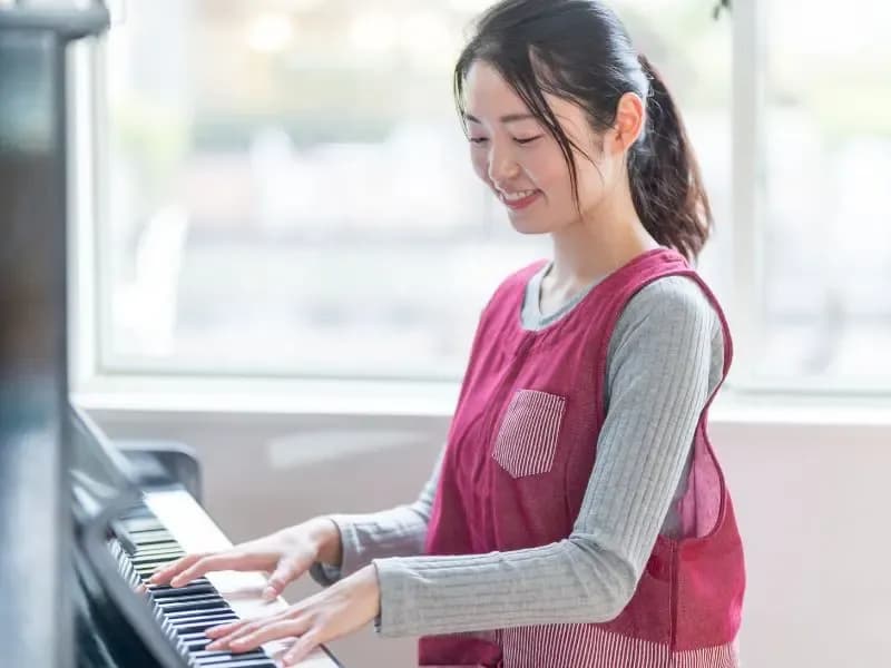 ピアノを弾く幼稚園教諭のイメージ