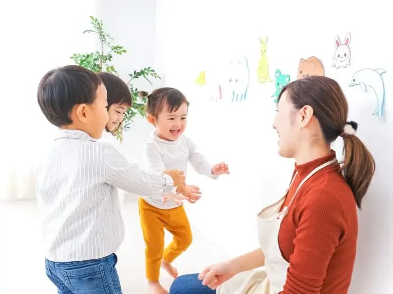 園児と遊ぶ保育士のイメージ