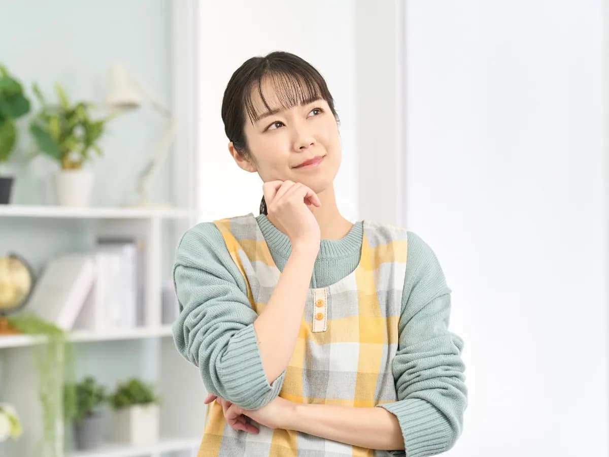 考える保育士のイメージ