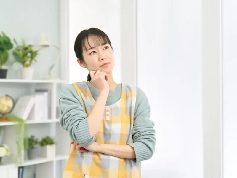 考える保育士のイメージ