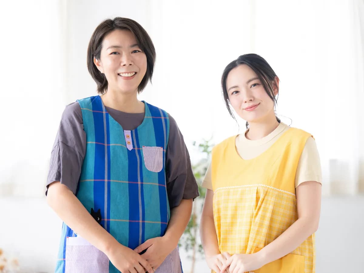 笑顔のベテラン女性保育士2人の画像
