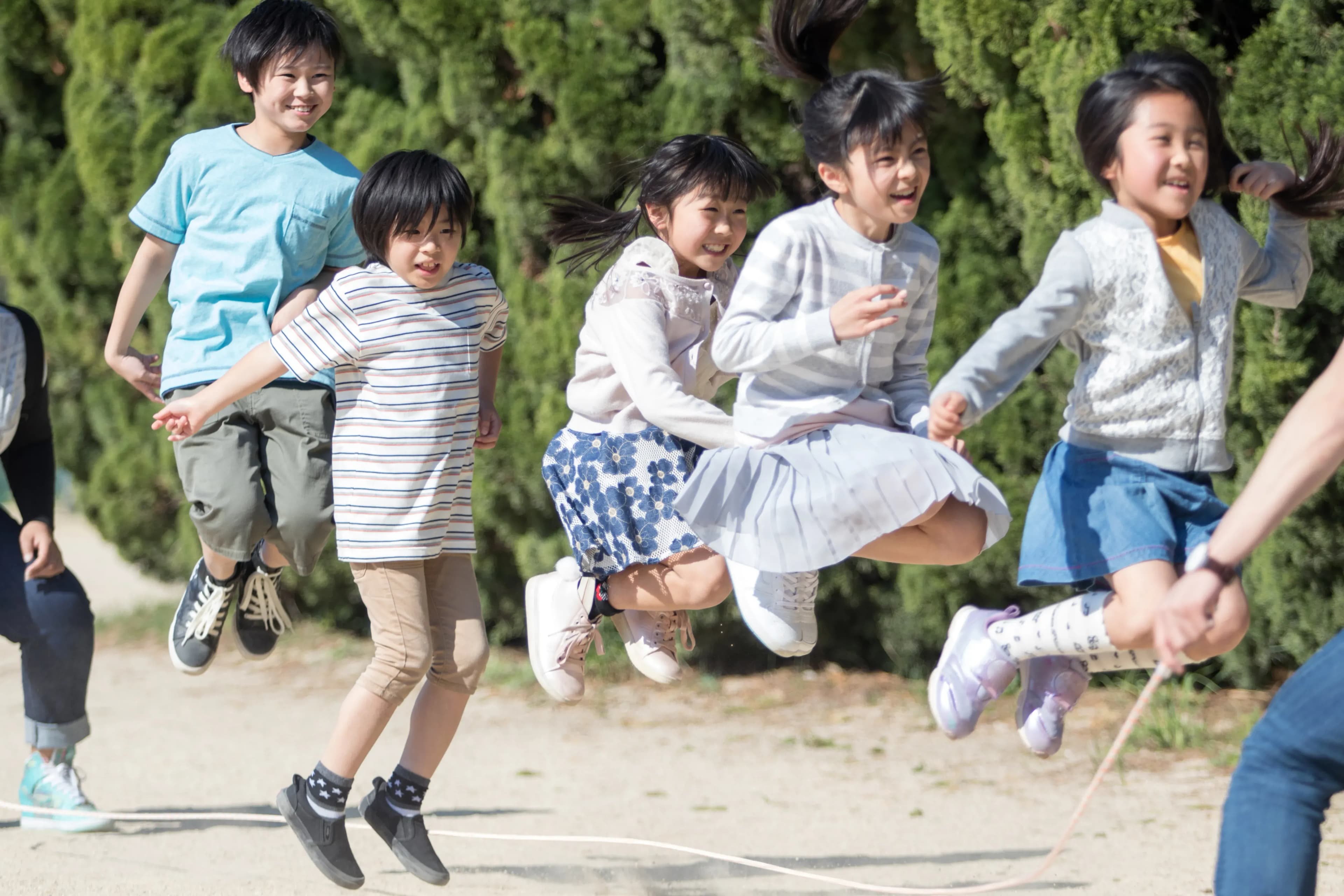 大縄跳びをしている子供たちの画像