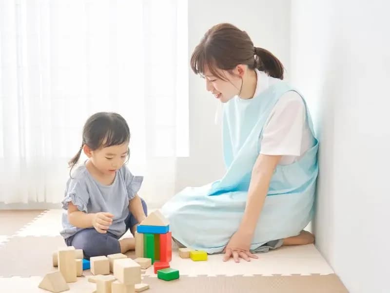保育士と女の子のイメージ