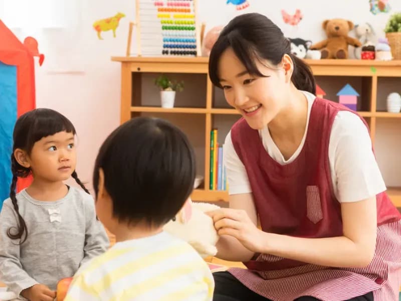子どもたちと遊ぶ保育士