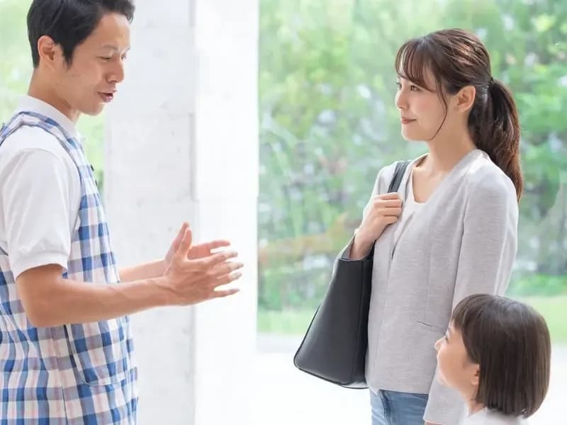 一時保育を利用する親子と保育士のイメージ