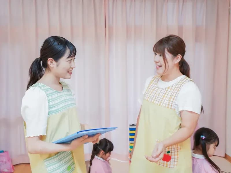 話し合う保育士のイメージ